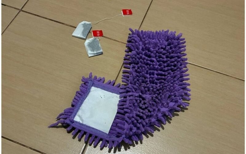 išsiliejusi arbata išmesti lapai