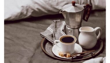 krikštamotė geria kavą su aliejumi