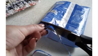 Aš perpjaunu pieno maišelius