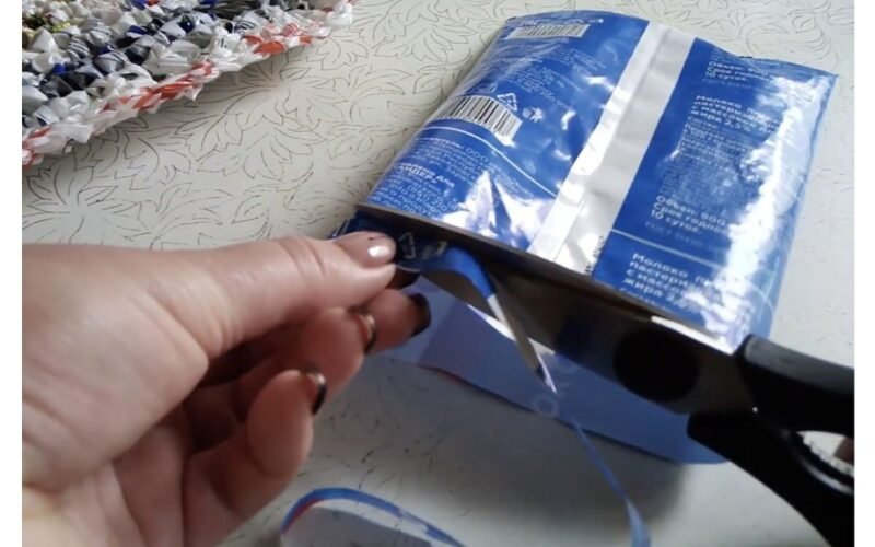 Aš perpjaunu pieno maišelius