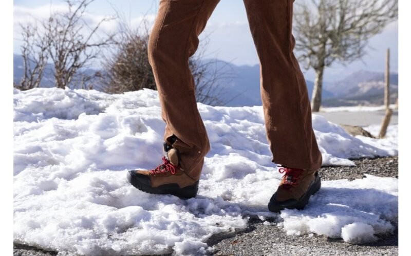 laikraštis šildo pėdas