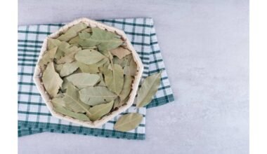 sudeginti laurų lapus išbarstyti pelenus