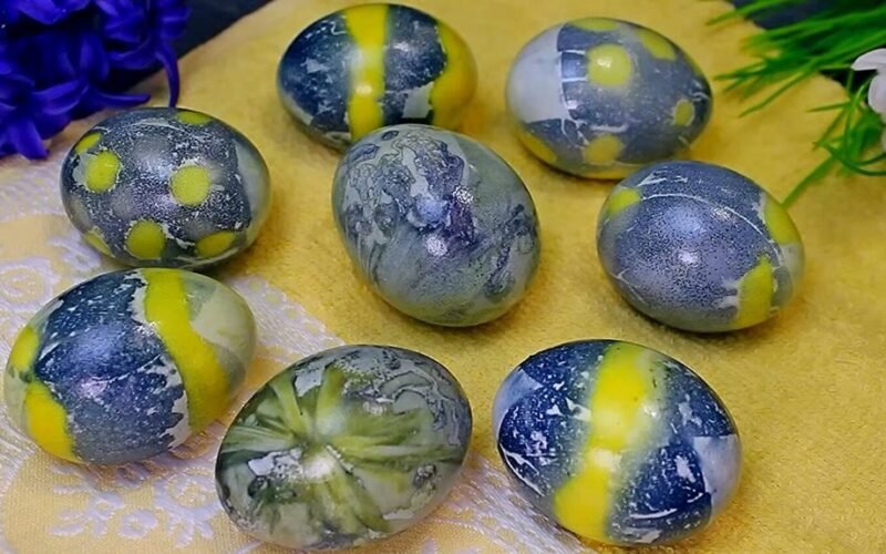 natūralios ciberžolės ir ibiškio Velykų kiaušiniai