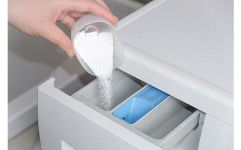 Įpilkite skalbiklio į būgną