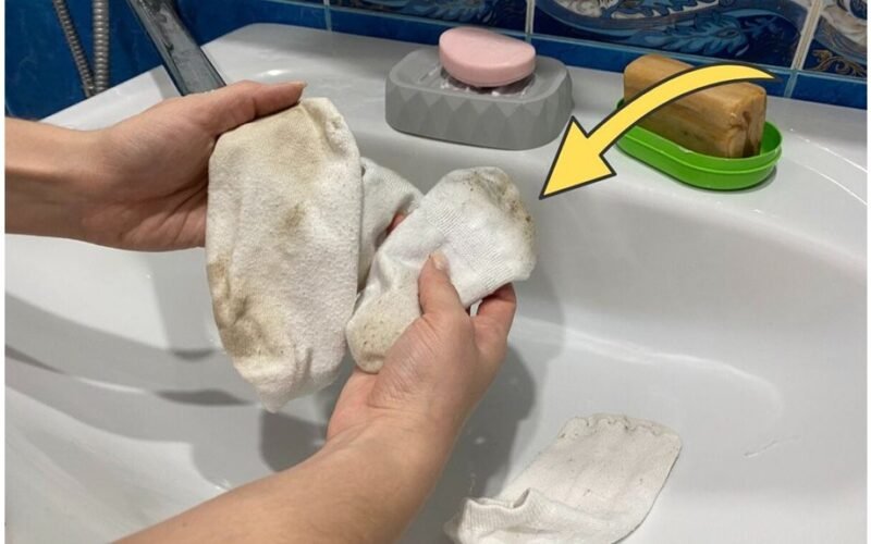 Pamirkite baltas kojines per naktį