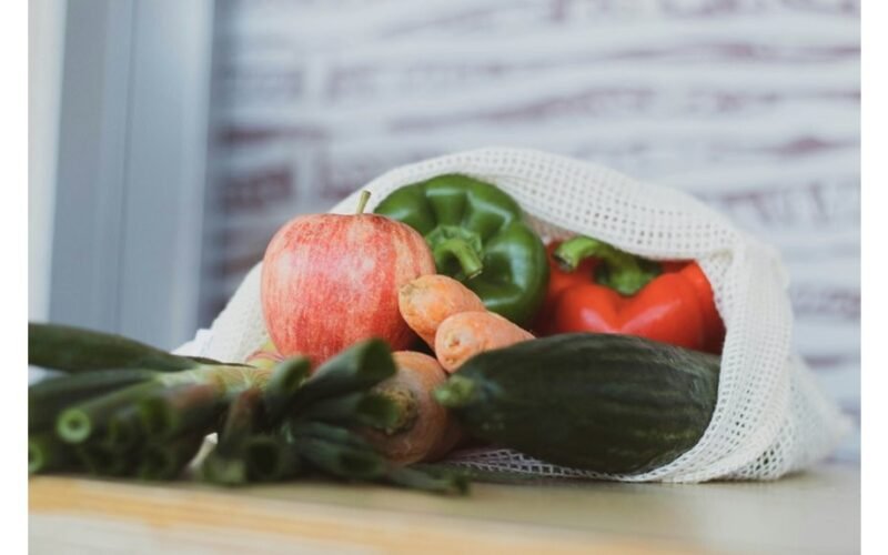 parduotuvėje pirkti žieminiai vaisiai ir daržovės