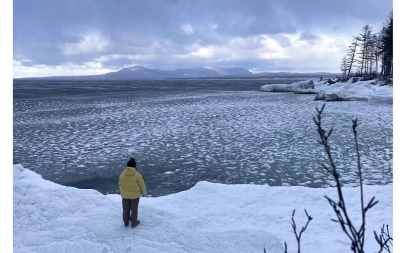 Turistinis autobusas prasmego pro ledą