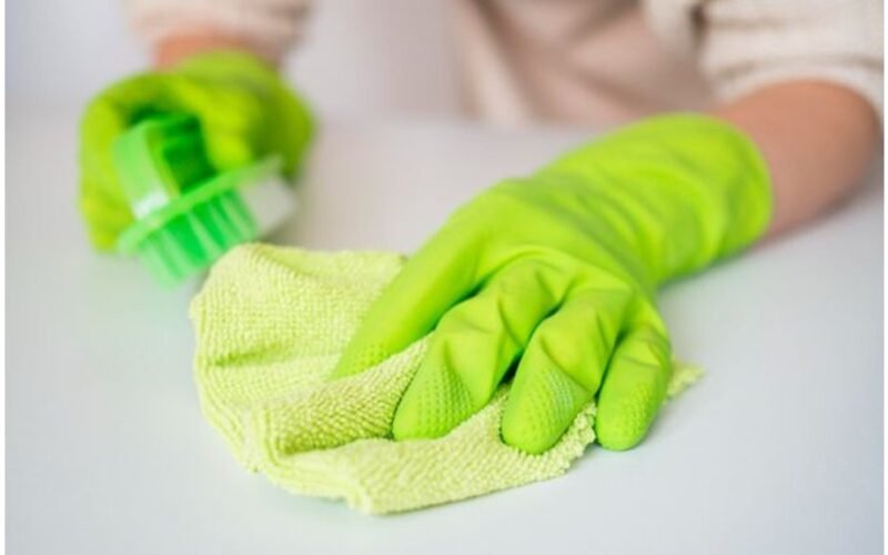 Valymo metu dėvėkite pirštines