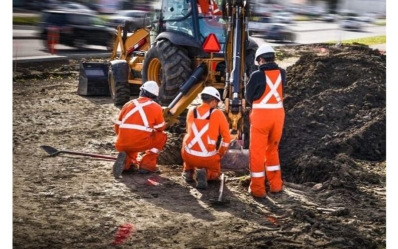 darbuotojai kasa netoli branduolinės elektrinės