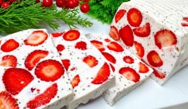 1 kg šaldytų braškių ir 200 g sutirštinto pieno: per kelias minutes pasidarau minkštą desertą vietoj ledų iliustracija