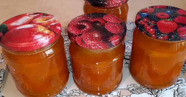 Paruošti stiklainiai su abrikosų uogiene