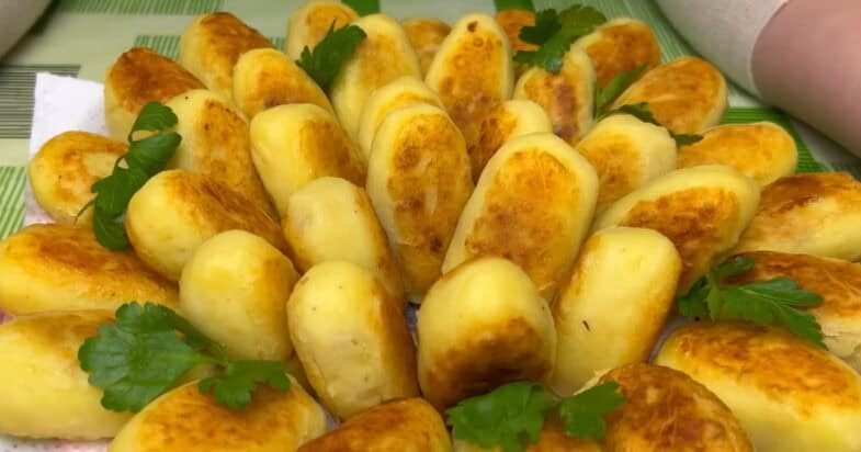 Kepti kartupelnikai keptuvėje