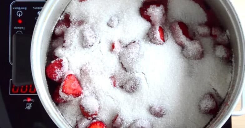 Kai braškės kvepia visu kiemu, verdu uogienę po kelis užvirimus: uogos lieka sveikos, sirupas tampa sodrus žingsnis 1