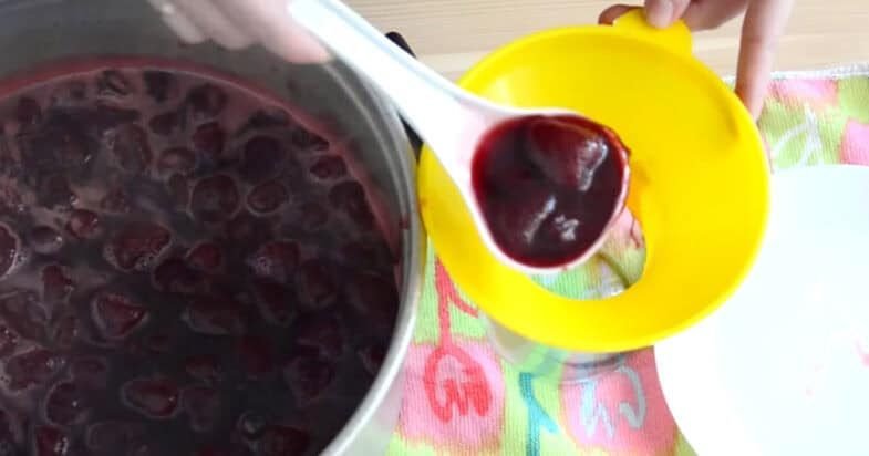 Kai braškės kvepia visu kiemu, verdu uogienę po kelis užvirimus: uogos lieka sveikos, sirupas tampa sodrus žingsnis 2