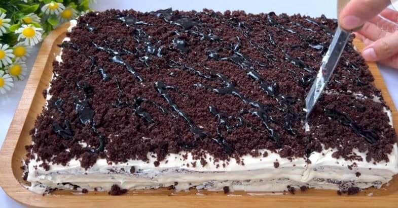 Paruoštas tortas prieš patiekiant