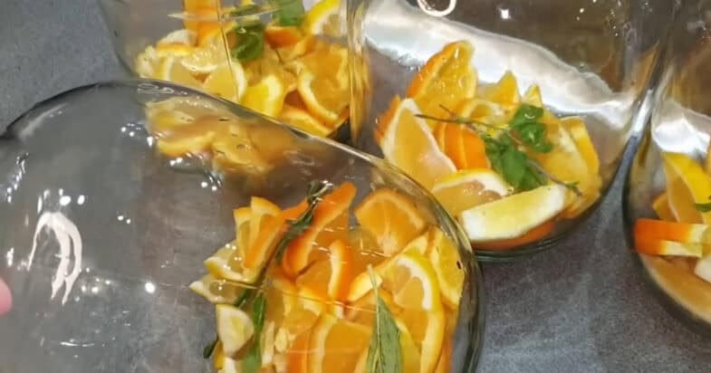 Mėtų ir citrusų gėrimas stiklainyje
