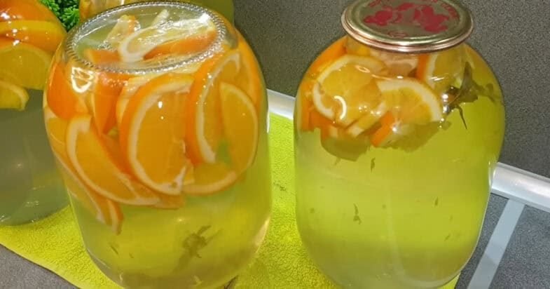 Uždarytas stiklainis su citrusų gėrimu