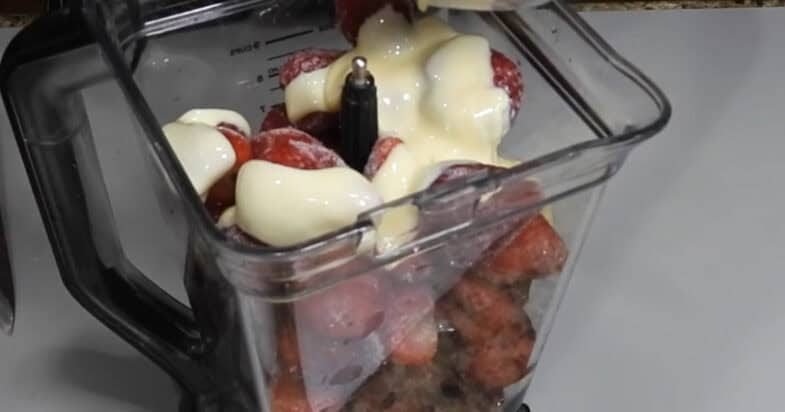 Šaldytos braškės blenderio inde