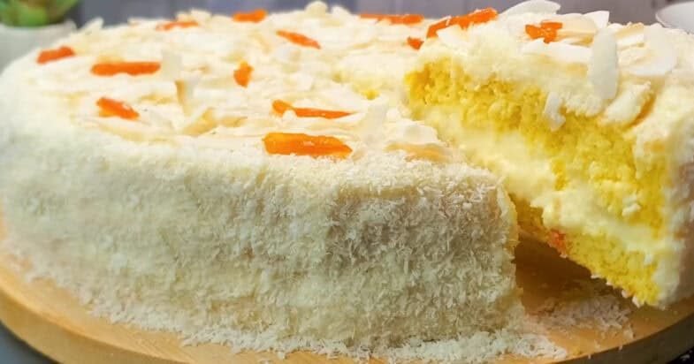 Paruoštas tortas ant stalo