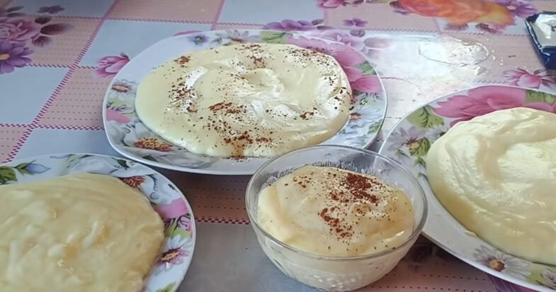 Šaukštu semiamas pieninis desertas