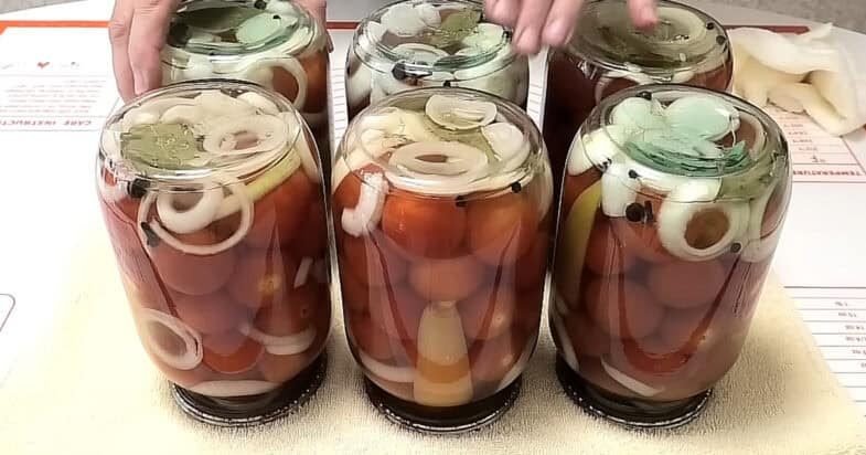 Pomidorai stiklainiuose be vargo: kartą užpilu, užsuku ir marinatą geriame pirmiausia