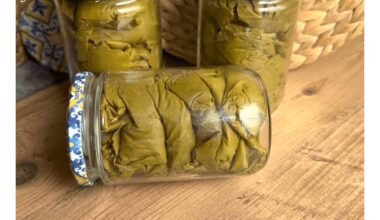 įdaryti vynuogių lapus šypsantis