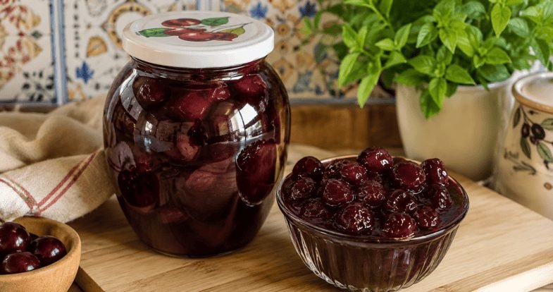 Paruošta vyšnių uogienė stiklainiuose