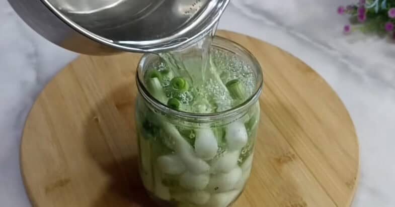 Žalių svogūnų laiškų antras žingsnis