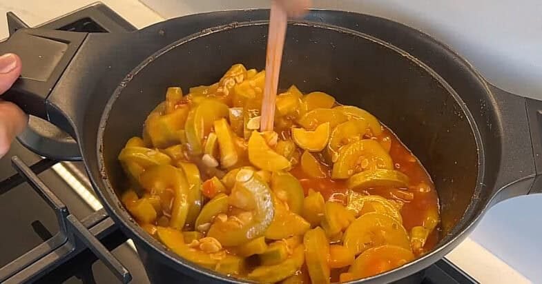 Cukinijos supjaustytos į puodą