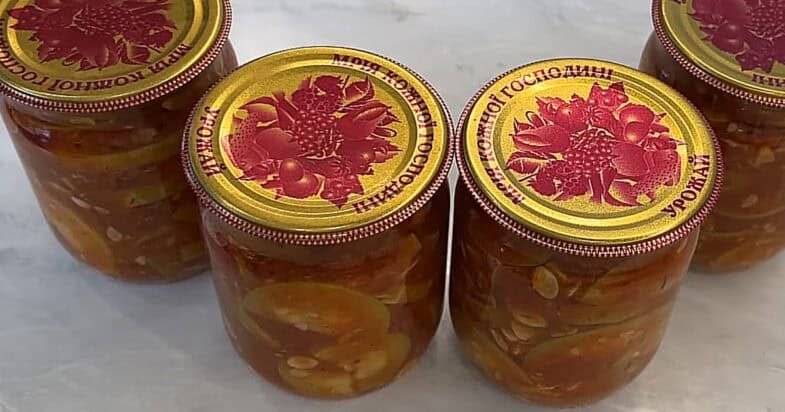 Karšti cukinijų stiklainiai