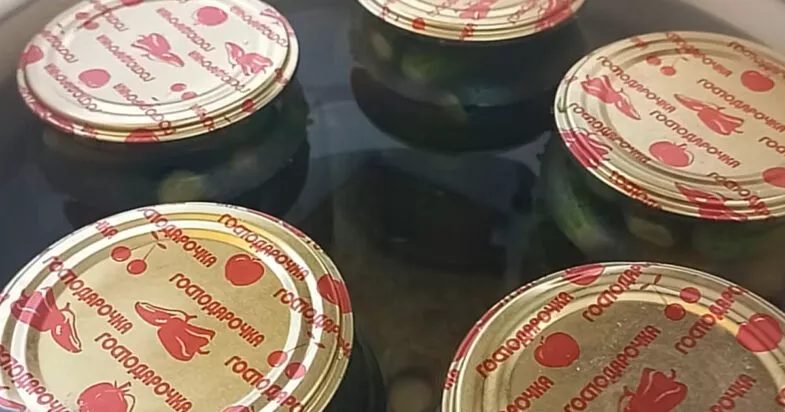 Agurkai su čili marinatu, stiklainių pildymas