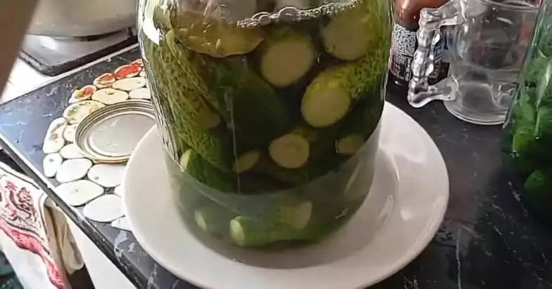 Stiklainiai užpildyti agurkais
