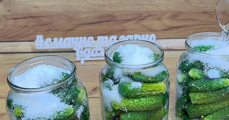 Traškūs agurkai stiklainyje