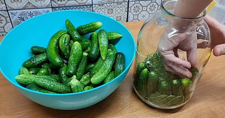 Rauginti agurkai pagal seną šeimos būdą