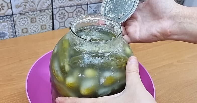 Agurkai su krapais ir česnakais stiklainyje