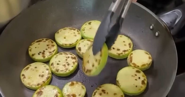 Cukinijos kaip šašlykas, pirmas kepimas