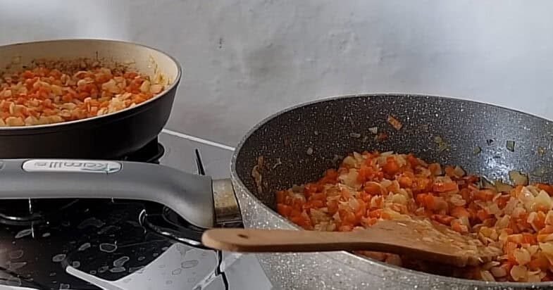Pjaustytos cukinijos, morkos ir svogūnai prieš troškinimą