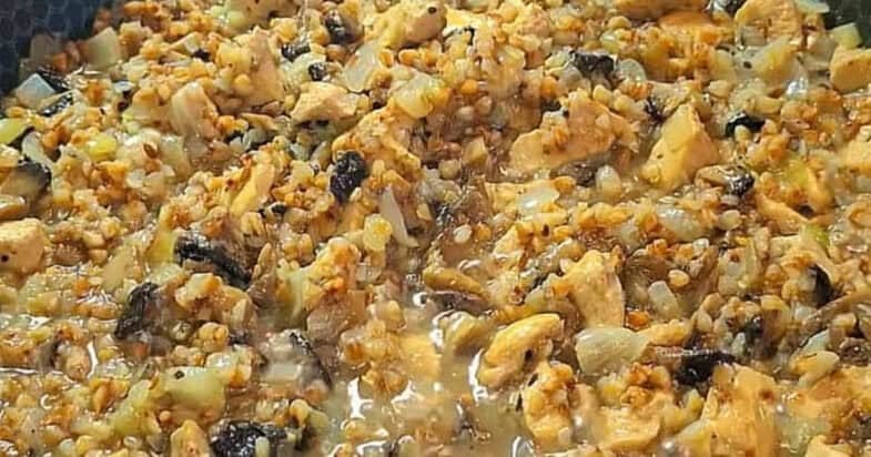 Vištiena su svogūnais ir pievagrybiais