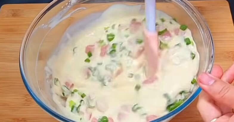 Tešla su kefyru, kiaušiniais ir pienu prieš maišant su įdaru