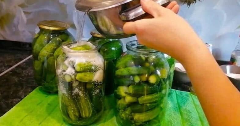 Kol agurkai dar pigūs, verdu šiuos stiklainius žiemai: bazarinis marinatas su česnaku ir lapais iliustracija 2