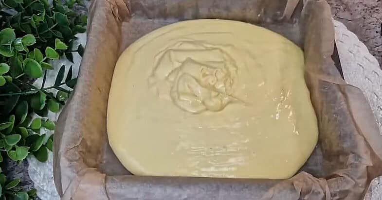 Pyrago tešla formoje ir kremas dubenyje