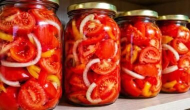Pomidorai stiklainiuose su paprika ir petražolėmis, kad vasaros skonis liktų iki šaltesnių dienų
