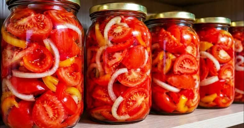 Pomidorų stiklainis su paprika ir petražolėmis