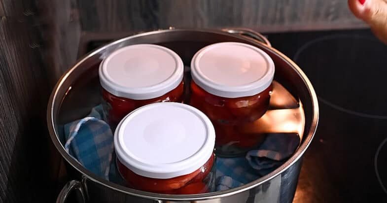 Užpildyti stiklainiai prieš užpylimą vandeniu