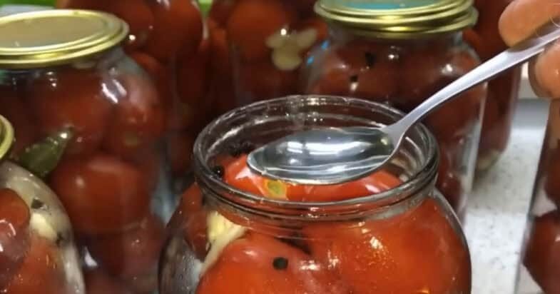Saldūs pomidorai stiklainiuose, užpildyti stiklainiai