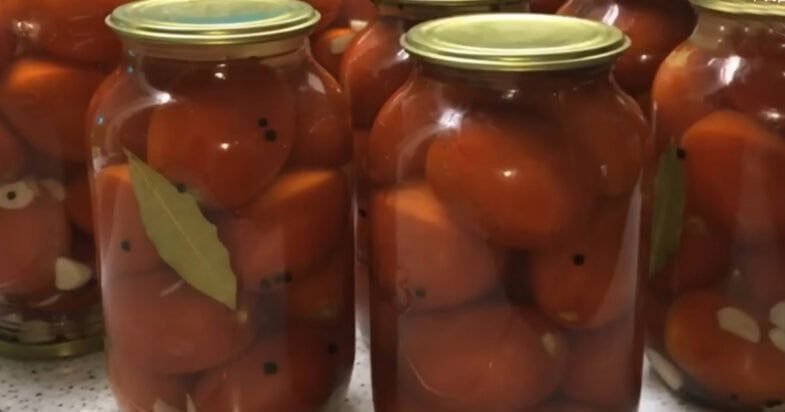 Saldūs pomidorai stiklainiuose, marinato etapas