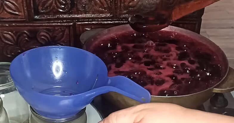 Tirštos slyvų uogienės žingsnis 2