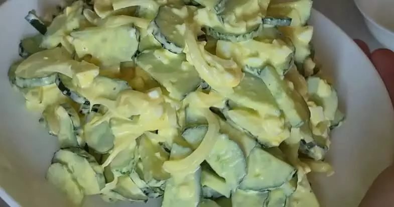 Sumaišytos salotos su grietinės užpilu