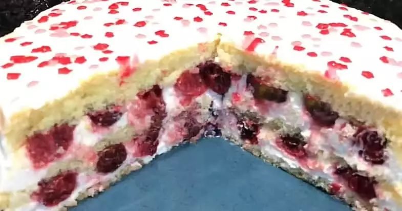 Sluoksniuotas tortas su kremu ir vyšniomis