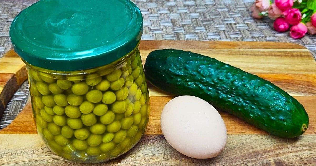 Vasaros salotos su agurkais, žirneliais ir vištiena